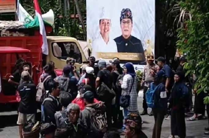 Ratusan Truk Sampah Kepung Kantor Gubernur Bali, Tolak Penutupan TPA Suwung
