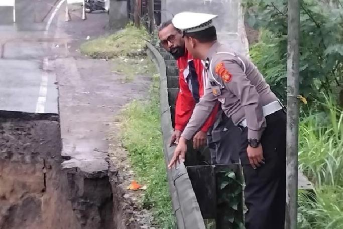 Jalan Bangli–Besakih Putus Total, Akses ke Pura Terbesar di Bali Lumpuh
