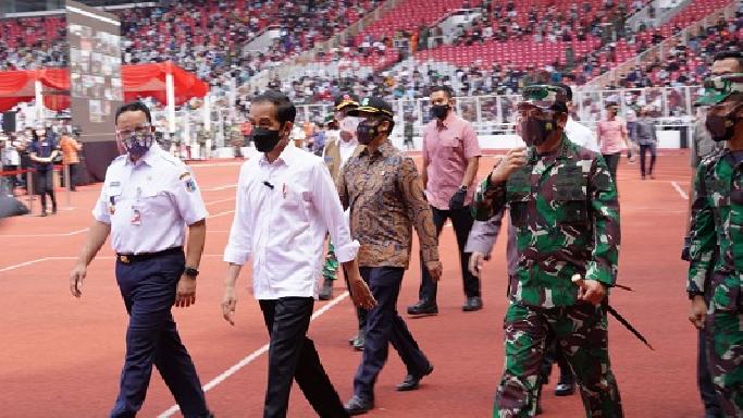 Panglima TNI Dampingi Presiden RI Tinjau Pelaksanaan Vaksinasi Massal