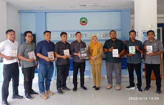Bawaslu Blora Serahkan Laporan Akhir Pemilu dan Hibah Buku ke DPK