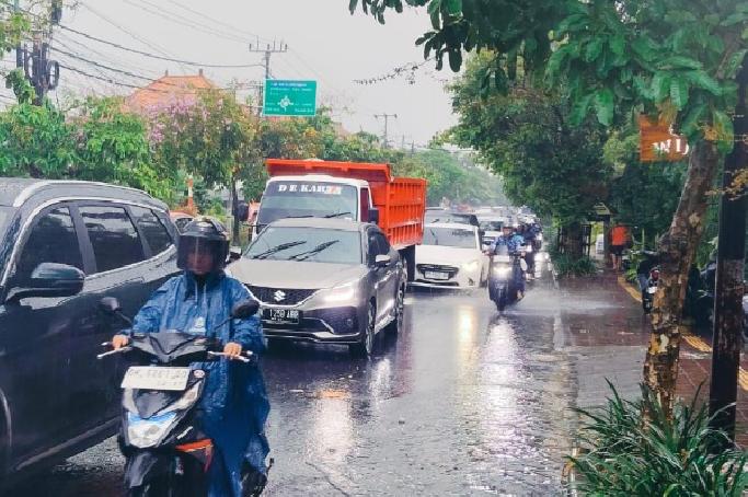 Denpasar Diterjang Banjir, Plaza Renon dan Jalan Hang Tuah Tak Bisa Dilalui