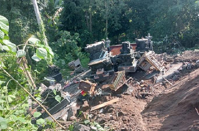 Cuaca Ekstrem Picu Longsor di Gianyar, Babinsa Desa Lebih Gerak Cepat Bantu Warga