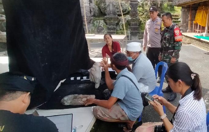 Babinsa Gianyar Kawal Penelitian Benda Purbakala di Pura Pucak Buron Alit