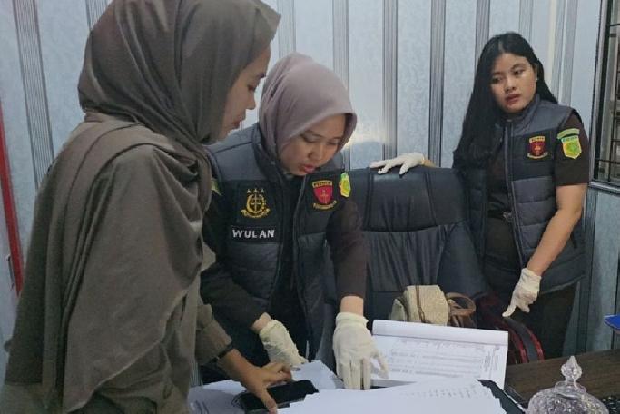 Kejari Lahat Geledah Kantor KONI Lahat