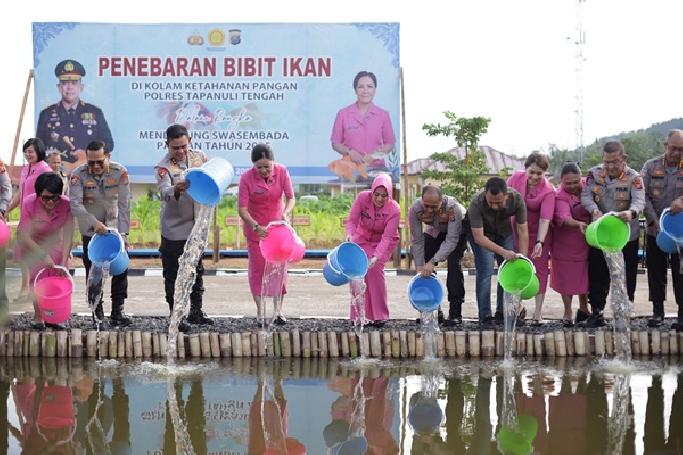 Dukung Swasembada Pangan, Kapolda Sumut Tanam Jagung dan Tebar Bibit Ikan di Tapteng