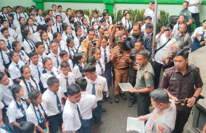1.302 Siswa di Tembuku Terima Makan Bergizi Gratis