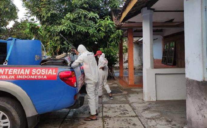 Tagana Karanganyar Semprotkan Disinfektan di Rumah Duka