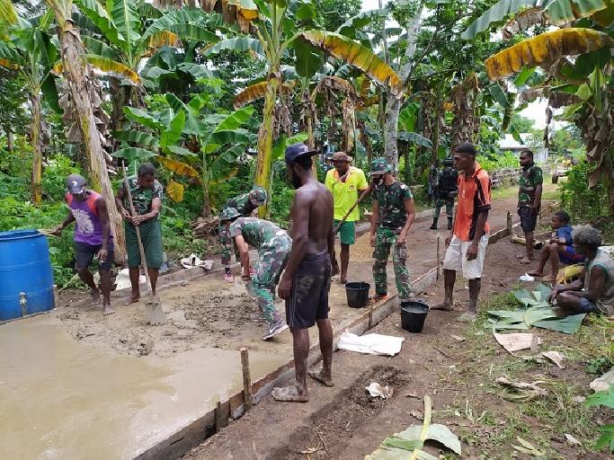 Satgas Pamtas Yonif 125 Gotong Royong Bangun Jalan di Kampung Toray