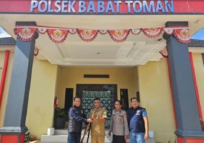 Polsek Babat Toman Terima Serahan 2 Pucuk Senpira dari Kades