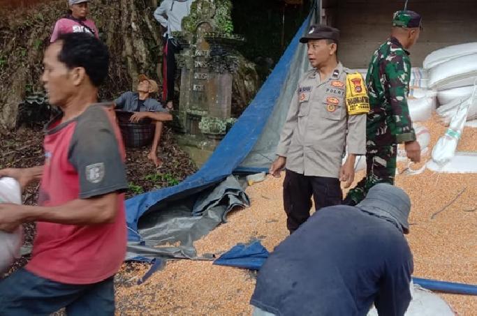 Sinergi TNI-Polri dan Warga Evakuasi Truk Terguling di Bangli