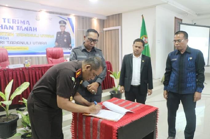 Pemkab Tapanuli Utara Serahkan Hibah Tanah untuk Kejaksaan Negeri Taput
