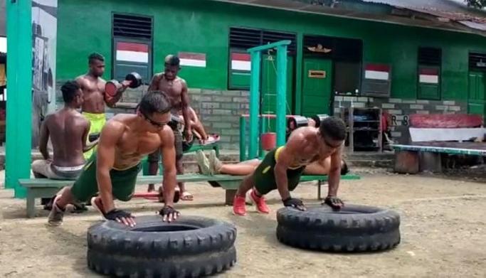 Prajurit Satgas Yonif MR 413 Bremoro Bangkitkan Semangat Pemuda Papua