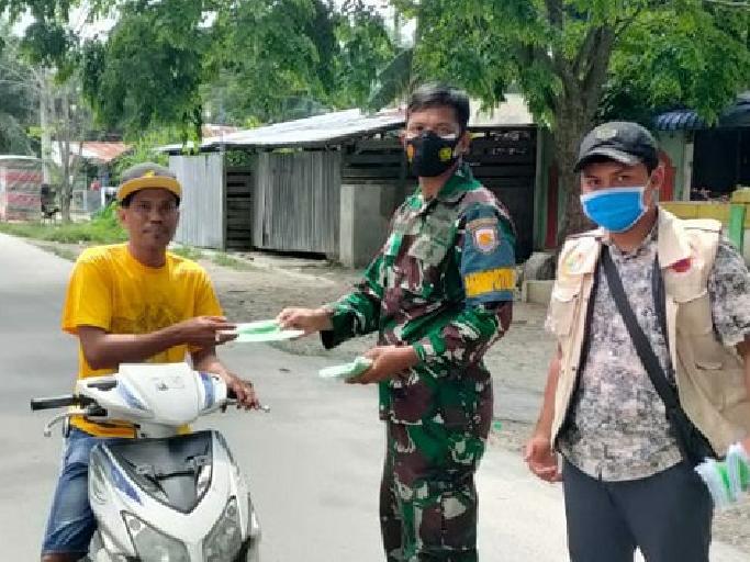 Babinpotmar Bersama Babinsa dan Bhabinkamtibmas Bagikan Masker Gratis