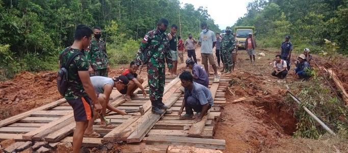 Satgas Yonif 125/SMB Bersama Koramil, Polsek dan Warga Kerja Bakti Perbaikan Jalan