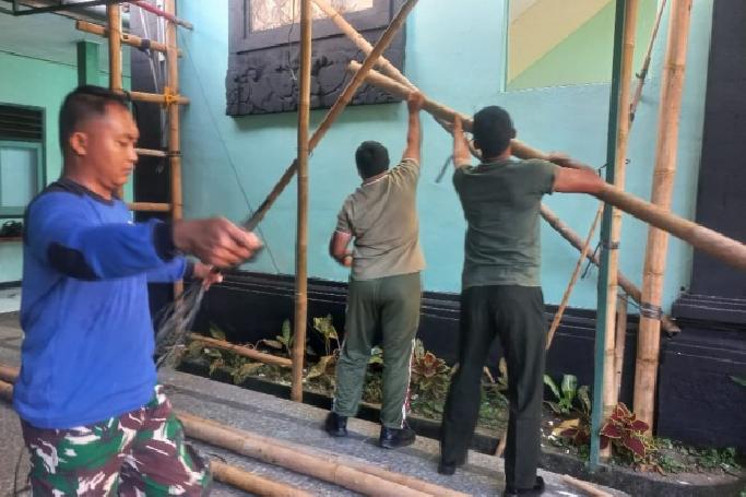 Tingkatkan Fasilitas Pangkalan, Kasdim 1616/Gianyar Pimpin Pemeliharaan Aula Makodim