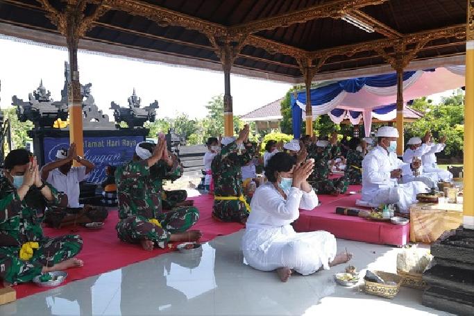 Prajurit dan PNS Umat Hindu Koarmada II Rayakan Galungan