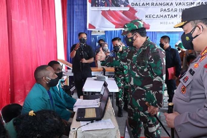 Panglima TNI Tinjau Vaksinasi Covid-19 di Pasar Induk Lau Cih