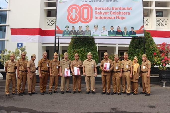 Sekda Blora Galang Semangat Nasionalisme Lewat Distribusi Bendera ke Tiga Kecamatan