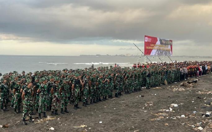 Dandim 1616/Gianyar Dampingi Kasdam IX/Udayana Pimpin Karya Bakti Bersih-Bersih Pantai Lembeng