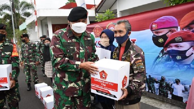 Kepala Staf Subkogartab 0618/Kota Bandung Bagikan 250 Paket Sembako