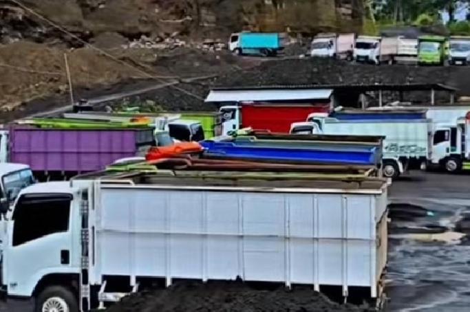 Warga Besakih Kawan Blokir Truk Galian C, Jalan Baru Terancam Rusak