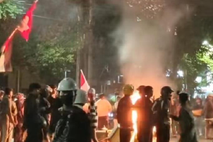 Ricuh! Demo Mahasiswa dan Ojol di Polda Bali, 22 Orang Diamankan