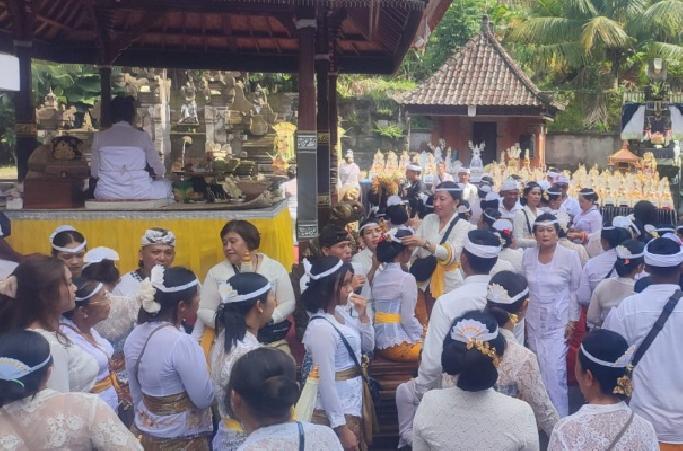 Puncak Maligia Punggel Puri Kaleran Bangli Dipimpin Lima Sulinggih