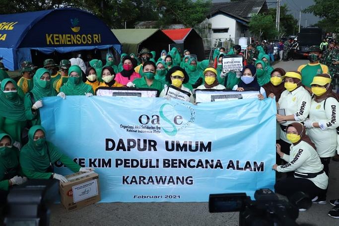 Ketum Dharma Pertiwi Tinjau Dapur Lapangan Banjir Desa Karangligar