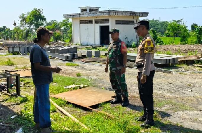 Babinsa dan Bhabinkamtibmas Kawal Pembangunan IPLT Temesi