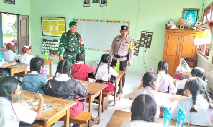 Hari Pertama Sekolah, Babinsa Landih Kawal Distribusi 2.673 Porsi Makanan Bergizi