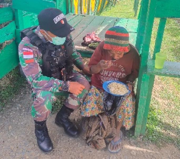 Satgas TNI Yonif 751 Bantu Warga Kampung Mumi Yang Sedang Kesusahan
