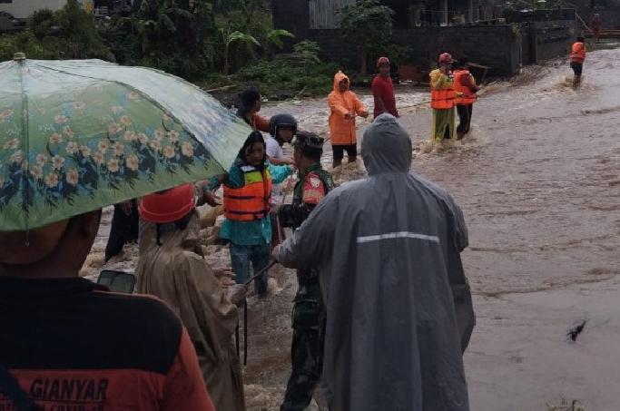 Sinergi Babinsa, Bhabinkamtibmas, dan BPBD Selamatkan Warga Terdampak Banjir di Keramas