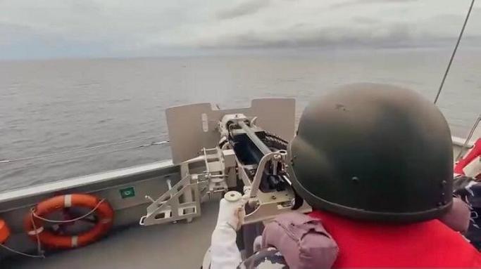 KRI BKO Guspurla Koarmada II Laksanakan Gunery Exercise