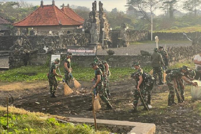 Dandim 1616/Gianyar Dampingi Kasdam IX/Udayana Pimpin Karya Bakti Bersih-Bersih Pantai Lembeng