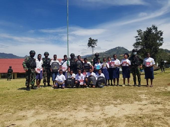 Laksanakan Anjangsana, TNI Bagikan Tas dan Perlengkapan Sekolah