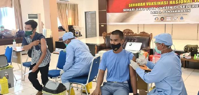 Lanal Banjarmasin Gencar Vaksinasi Warga Pesisir