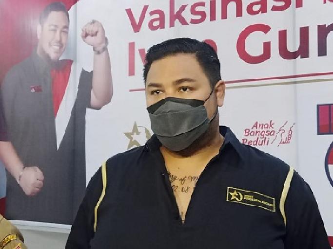 Artis Ivan Gunawan Tinjau Vaksinasi Covid-19 di GOR Pekojan Tambora