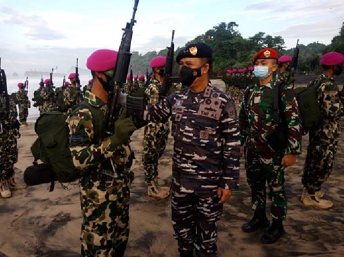 Dampingi Kasal, Pangkoarmada II Hadiri Upacara Tradisi Pembaretan Korps Marinir