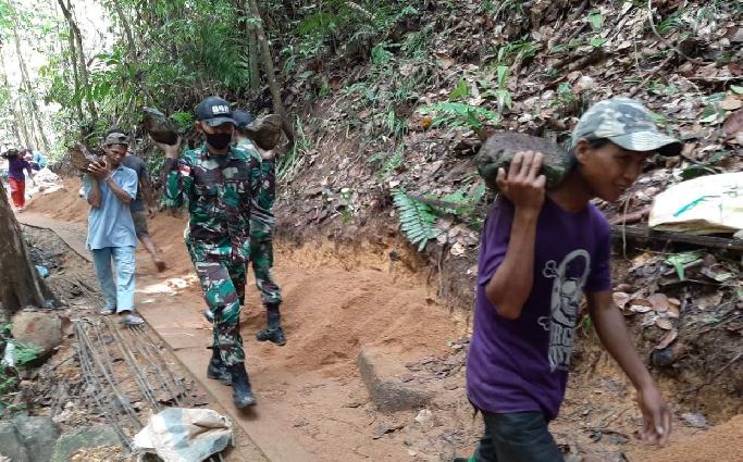 Satgas Pamtas Yonif 642/Kapuas Bantu Warga Perbaiki Bendungan Air