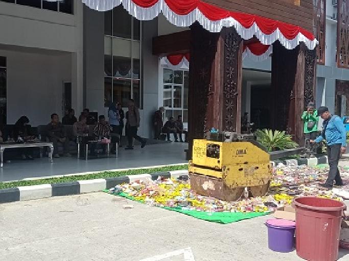 Kejari Pontianak Musnahkan Berbagai Barang bukti Hasil Kejahatan