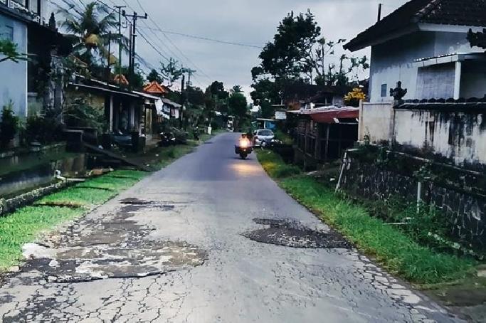 DPRD Bangli Desak Pemkab Prioritaskan Perbaikan Jalan Rusak