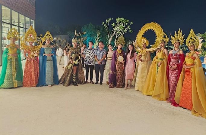 Soft Opening Sira Village Dimeriahkan Fashion Show Meggie Hadiyanto Bertema Delapan Dewi