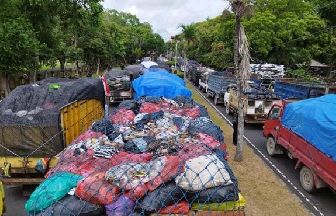 Ratusan Truk Sampah Kepung Kantor Gubernur Bali, Tolak Penutupan TPA Suwung