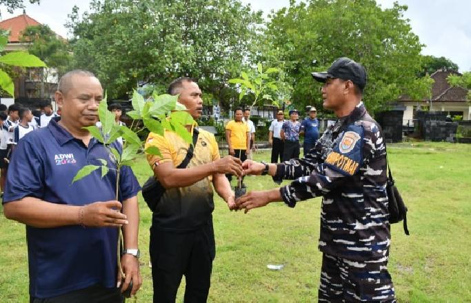 Jaga Pesisir Bali, TNI AL Gerakkan Penanaman 250 Pohon di Serangan