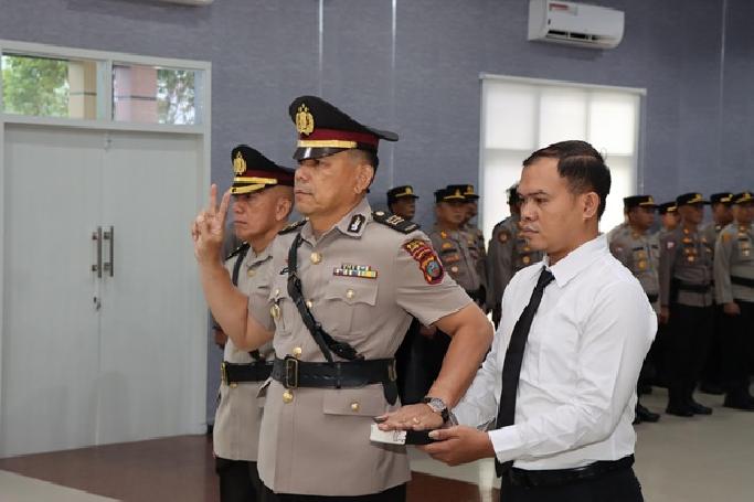 Kapolres Tapteng Pimpin Upacara Sertijab Kabag Ops