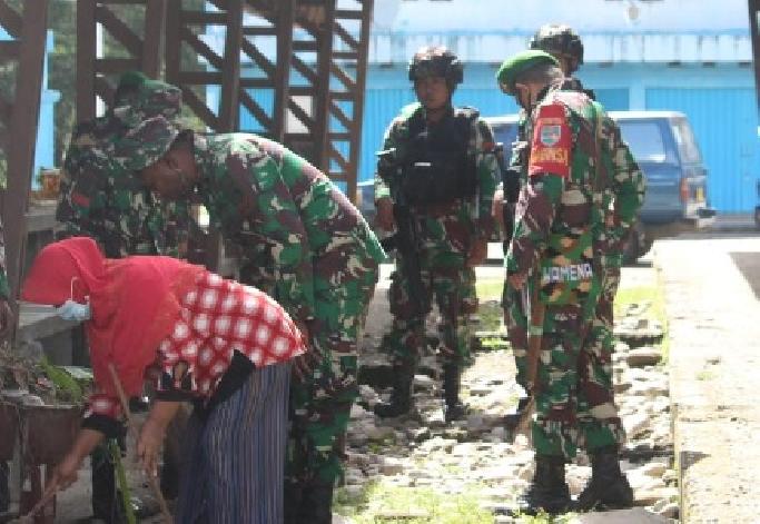 Sambut HUT Ke-76 Kemerdekaan RI, Satgas TNI dan Anggota Koramil Laksanakan Karya Bhakti