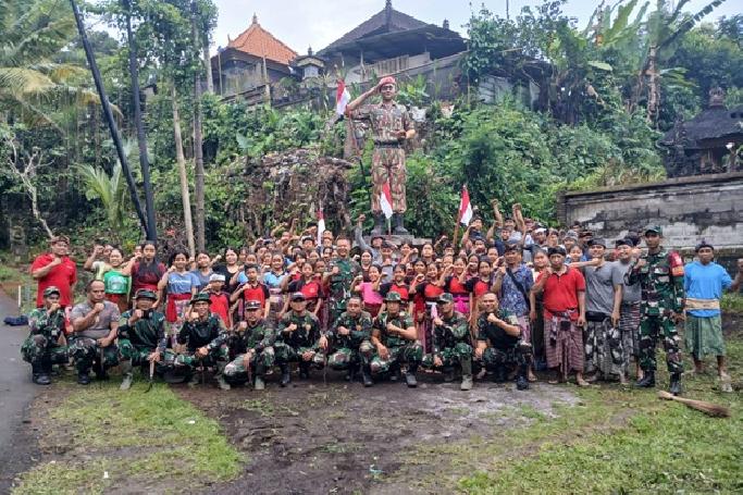 TNI dan Warga Jelekungkang Gelar Gotong Royong Sambut HUT RI ke-80