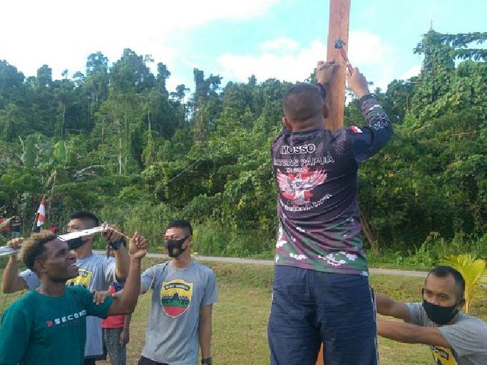 TNI Bangun Sarana Olah Raga Di Papua