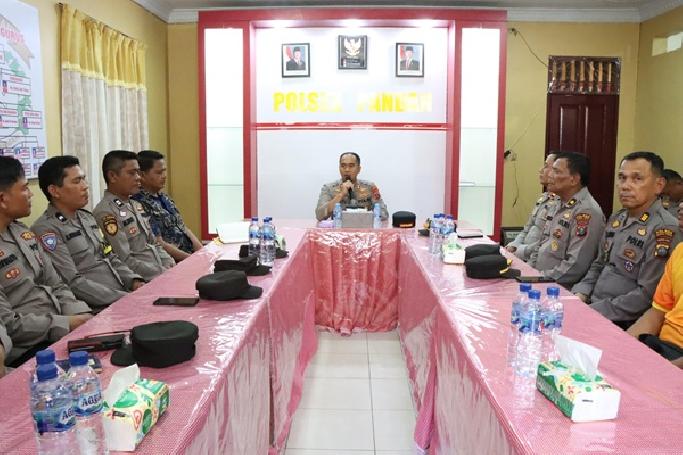 Salurkan Bansos, Kapolres Tapteng Kunker ke Polsek Pandan