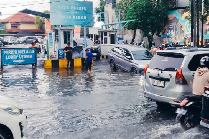 Denpasar Diterjang Banjir, Plaza Renon dan Jalan Hang Tuah Tak Bisa Dilalui